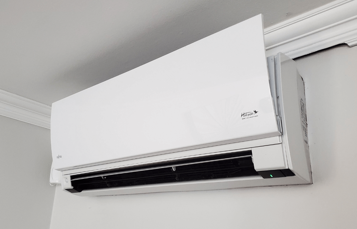 Climatiseur mural propre installé dans une maison après un entretien complet.